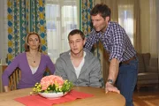 Iris (Kristin Meyer) und Alexander (Clemens L^hr, re.) machen Lenny (Alexander Becht) f¸r die Schl%gerei verantwortlich. Leon muss sich und Verena eingestehen, dass er hinter seinen Schmerzen eine Verschlechterung seines Zustandes vermutet. Die Angst vor schlechten Nachrichten lässt ihn vorm Arztbesuch zurückschrecken, aber Verena besteht darauf, Dr. Glemser aufzusuchen. Als dieser einige Untersuchungen anordnet, beginnt ein banges Warten. Lenny ist tief getroffen von den bitteren Abschiedsworten, die Reimann ihn in einem Brief hinterlassen hat. Gegen jeden Rat entlässt er sich selbst aus dem Krankenhaus, um sich mit Reimann auszusprechen. Doch er kommt zu spät, Reimann ist verschwunden. Lenny muss sich damit auseinandersetzen, dass er durch seinen Verrat Reimann endgültig verloren hat. Von Schuldgefühlen geplagt, zieht er Konsequenzen. Dominik versetzt es einen Stich, dass Patrick irrtümlich für Jasmins Verlobten gehalten wird. Dennoch schluckt er seinen Ärger vorerst hinunter. Sein Groll wächst aber wieder, als Patrick ihnen auch noch den gemeinsamen Abend mit Jasmin verdirbt. Als er seinem Ärger Luft macht, kommt es zum Streit mit Jasmin.