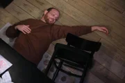 Von seinen Freunden enttäuscht, verbarrikadiert Tobias (Patrick Müller) sich und hält an seiner Hoffnung fest...