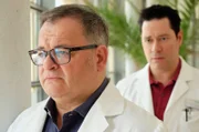 Dr. Philipp Brentano (Thomas Koch, rechts) gibt Hans-Peter Brenner (Michael Trischan) den Rat der Ärzte weiter, seine Mutter nach Hause zu entlassen und keiner weiteren Behandlung zu unterziehen. Philipp verspricht seinem Freund Hans-Peter für ihn da zu sein.