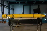 Das ist der Prototyp eines Tauchroboters, der sich durch die kilometerdicke Eisschicht des Jupiter-Mondes Europa schmelzen und den darunter liegenden Ozean autonom erforschen soll. Entwickelt wird er am DFKI (Deutsches Forschungszentrum für Künstliche Intelligenz) in Bremen.