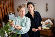 Mutter Brigitte (Tina Eschmann,li.) und Tante Moni (Bettina Zimmermann, re.) lassen Vater Bernhard (Frank Voß, Hintergrund) in diesem Jahr links liegen.
