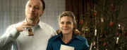 Vater Bernhard (Frank Voß) und Mutter Brigitte (Tina Eschmann) läuten zur Bescherung.