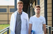 Florian Klein (Aaron Koszuta, links) plagt das schlechte Gewissen. Seine Exfreundin wird gerade operiert und er ist nicht dabei. Kris (Jascha Rust) hätte sich wahrscheinlich anders verhalten.