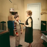 L-R: Michael (Michael Hornauf), Käthe Scholz (Inge Meysel)
