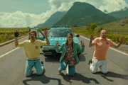 Tschugger Staffel 4 David Constantin, Johannes Bachmann, Jelena Vujovic, Fiona Schreier, Pascal Glatz, Christian Wehrlin Shining Film AG Folge 4 Hauptbild 1 David Constantin als Bax, Lena Furrer als Regina, Dragan Vujic als Pirmin