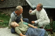 Die Bäuerin Irmtraud Kritz (Irmhild Wagner) erleidet einen Kreislaufkollaps. Ihr Mann (Horst A. Reichel, l.) ruft Dr. Neupert (Dieter Eppler), der erste Hilfe leistet.