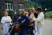 V.l.n.r.: Oberschwester Hildegard (Eva Maria Bauer), Dr. Christa Brinkmann (Gaby Dohm), Prof. Brinkmann (Klausjürgen Wussow), Dr. Römer (Horst Naumann), Dr. Schübel (Volker Brandt).