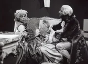 Silvia Luzzi als die eifersüchtig intrigierende Rosaura und Umberto Troni als der unstete Liebhaber Florindo in einer Commedia dell-arte-Szene.