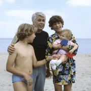 Während Angi in ihrem neuen Job unterwegs ist, muß Werner mit seinen drei Jüngsten allein Urlaub an der Ostsee machen. (V.li.n.re.: Tarek Helmy, Peter Weck, Timmo Niesner, Trauke Tholen).
