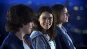 Endlich hat Mia (Rosabell Laurenti Sellers, Mi.) echte Freunde gefunden: Vincent (Adrian Moore, li.) und Paula (Saphia Stoney, re.).