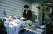 Frau Michaelis (Evelyn Hamann), die sich schuldig fühlt an dem Unfall von Herr Pohl (Wolfgang Wahl), besucht den Patienten in der Klinik Rodenweiler.