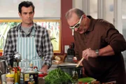 Phil (Ty Burrell, li.) und Jay (Ed O'Neill) stehen gemeinsam hinter dem Herd und kochen ein Rezept von Jays Mutter nach. Für Phil ist es zunächst ein großer Spaß, doch schon bald merkt er, dass für Jay das Kochen eine ernste Angelegenheit ist...