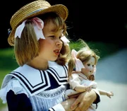Die kleine Annemarie Braun (Kathrin Toboll) wächst wohlbehütet unter der Aufsicht des geliebten Kindermädchens Lena auf. Ein besonderes Vergnügen ist ein sonntäglicher Spaziergang im Park, noch vor dem Frühstück mit den Eltern.