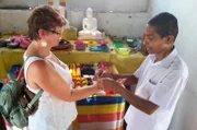 Passagierin Momo wird von einem buddhistischen Priester im Mulkirigala Felsentempel gesegnet, im Distrikt Hambantota auf Sri Lanka.