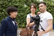 Trotz Lilis (Sarah Bogen, Mi.) latenter Eifersucht, bietet Easy (Lars Steinhöfel) Suji (Mine Voß) seine Hilfe bei den Fotos für ihre Eltern an.