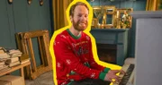 Beim Schmücken des Weihnachtsbaums läuft mal wieder alles schief. Wie Heiligabend doch noch gerettet werden kann, erzählt uns Enno Bunger in seinem Song "O je, Tannenbaum!".