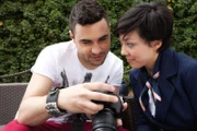 Suji (Mine Voß) soll ihren Eltern Fotos von ihrem Leben in Köln schicken. Easy (Lars Steinhöfel) will ihr bei den Bildern helfen. Dabei bemerkt er nicht, wie sich langsam seine Gefühle für Suji verändern.