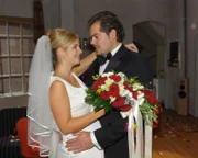 Traumsequenz von Leon (Daniel Fehlow): Er träumt von einem Happy End mit Verena (Susan Sideropoulos).