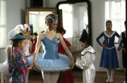 Anna Pelzer (Silvia Seidel) wird von den anderen Kindern bewundert.