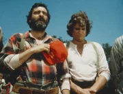 Edwards (Victor French, l.) und Charles Ingalls (Michael Landon, r.) lauschen andächtig dem Gebet von Reverend Alden vor Beginn des Baseballspiels zwischen Walnut Grove und Sleepy Eye.