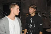Lenny (Alexander Becht, l.) fühlt sich so sehr von seinem Verrat gequält, dass er vor der Polizei und auch vor Dominik (re.) alle Schuld für die Schlägerei auf sich nimmt.