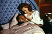 Christa Brinkmann (Gaby Dohm) findet, heimgekehrt, ihren Mann (Klausjürgen Wussow) mit einer schweren Grippe im Bett vor.