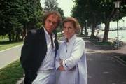 Christa (Gaby Dohm) berichtet Dr. Vollmers (Christian Kohlund) von den Schwierigkeiten, die sie mit Frau Dr. Zorp, der Leiterin der Forschungsgruppe, hat.