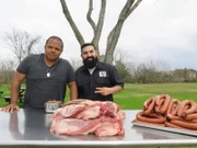 Roger Mooking (l.)