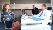 Martin Gruber (Hans Sigl, M.) und Alexander Kahnweiler (Mark Keller, r.) haben für Carola Denning (Anne Brendler, l.) eine weitreichende Diagnose.