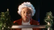 Kees (Ole Kroes) als Romeo, der im Schultheaterstück auf einen Kuss von Julia hinarbeitet.