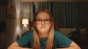 Floor (Bobbie Mulder) sieht ihren Vater an, als wäre er verrückt.