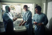 Prof. Brinkmann (Klausjürgen Wussow), Dr. Udo Brinkmann (Sascha Hehn) und Dr. Schübel (Volker Brandt) bei einem Gespräch nach einer Operation.
