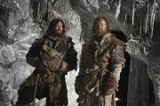 Bellamy Blake (Bob Morley, l.); Doucette (Jonathan Scarfe, r.)