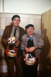 Die beiden liebenswürdigen Rentner Linke und Uckert (Peter Pasetti und Horst Bollmann) machen einen Besuch in der Schwarzwaldklinik.