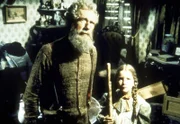 Laura (Melissa Gilbert, r.) und Amos Pike (John Anderson, l.) säubern gemeinsam sein Haus.