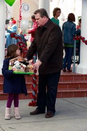 L-R: Lily Tucker-Pritchett (Aubrey Anderson-Emmons), Cameron Tucker (Eric Stonestreet)