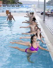 In Sydney ist der heißeste Tag des Jahres. In den Ballsäälen kann keine vernünftige Ballettstunde stattfinden. Also wird die Tanzstunde kurzer Hand ins Freibad verlegt. Die Abkühlung tut gut.