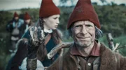 Tinka (Josephine Chavarria Højbjerg) überredet Kinok (Kristian Holm Joensen) ihnen zu helfen den Weg nach Hause zu finden.