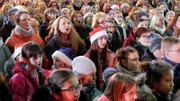 Gemeinsames Einsingen, gleich soll es losgehen.