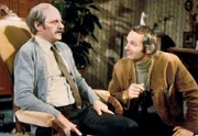 Immer wieder hat es Loriot gereizt, normale Mitbürger mit den Tücken der Fernsehtechnik zu konfrontieren. Der berühmteste Sketch dieser Art ist das Interview mit dem Rentner Lindemann, der 500.000 Mark im Lotto gewonnen hat. (V.l.n.r. Heinz Meier und Claus Dieter Clausnitzer)