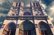 Großaufnahme der Fassade der Kathedrale Notre-Dame de Paris. Im Mittelalter waren alle Figuren bunt angemalt.
