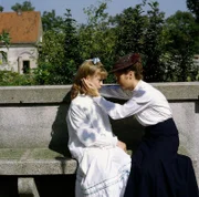 Der Abschied von Lena (Susanne Uhlen), die heiratet, ist für Annemarie (Anja Bayer) ein schwerer Schicksalsschlag.