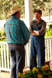 L-R: Cameron Tucker (Eric Stonestreet), Mitchell Pritchett (Jesse Tyler Ferguson)