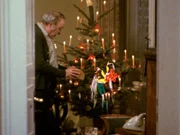 Pumuckl und Meister Eder (Gustl Bayrhammer) feiern Weihnachten.