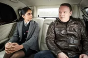 Bills Chef Keith Metcalfe (Tony Pitts) versucht, Lydia (Anjli Mohindra) auf seine Seite zu ziehen, um Bill loszuwerden.
