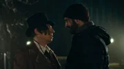 Sascha (Simon Böer) erkennt im Straßenmusiker (Milton Welsh) ein Weihnachtswesen.