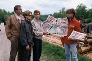 Vater Peter (Peter Bongartz, l.) und Sohn Patrik (Hendrik Martz, 2.v.l.) sind zusammen mit Dimitri (Jean-Claude Bouillon, M.) auf Nebenwegen nach München unterwegs, damit Patriks Verletzung von einem Augenarzt untersucht werden kann.