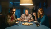 Kees (Ole Kroes), Jan (Ferdi Stofmeel) und Irma (Elisa Beugers) am Esstisch im Gespräch mit Floor (Bobbi Mulder).