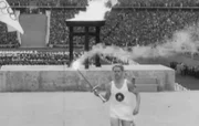 Der Fackelläufer bei der Eröffnung der Olympischen Spiele 1936.