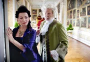 Die überaus erfolgreiche ARD-Märchenreihe geht in ihr drittes Jahr: Für "Sechs auf einen Streich" steht die erste Riege der deutschen Film- und Fernsehschauspieler vor der Kamera. Der König berichtet seiner Schwester, dass die Prinzessin gesehen wurde.
